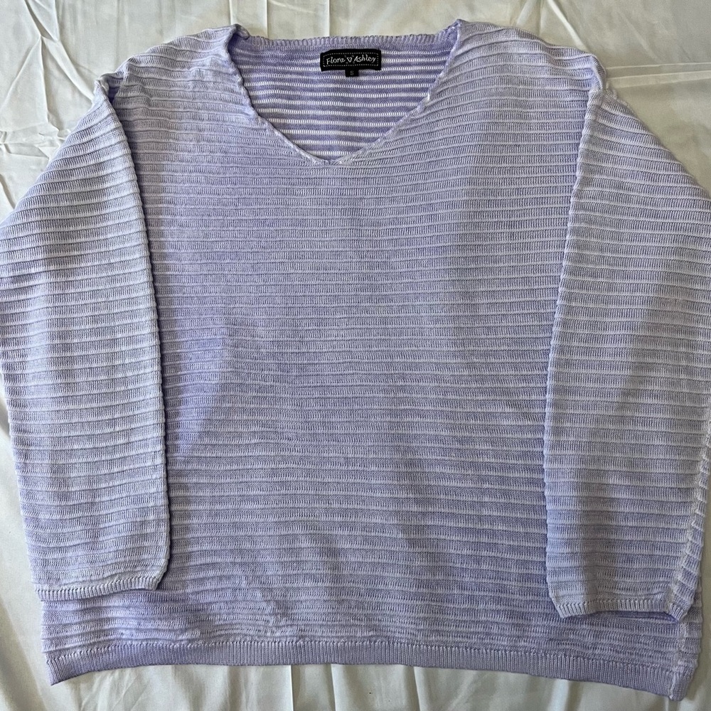 Flora Ashley - Chic - Comfy - Sweater/shirt